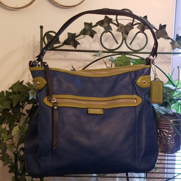 Coach Handbags - 🔥 Beautiful Leather Coach Bag